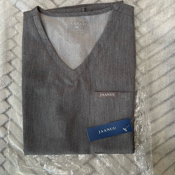 (NWT) Jaanuu Heather Gray scrub set (XS) - Picture 2 of 10